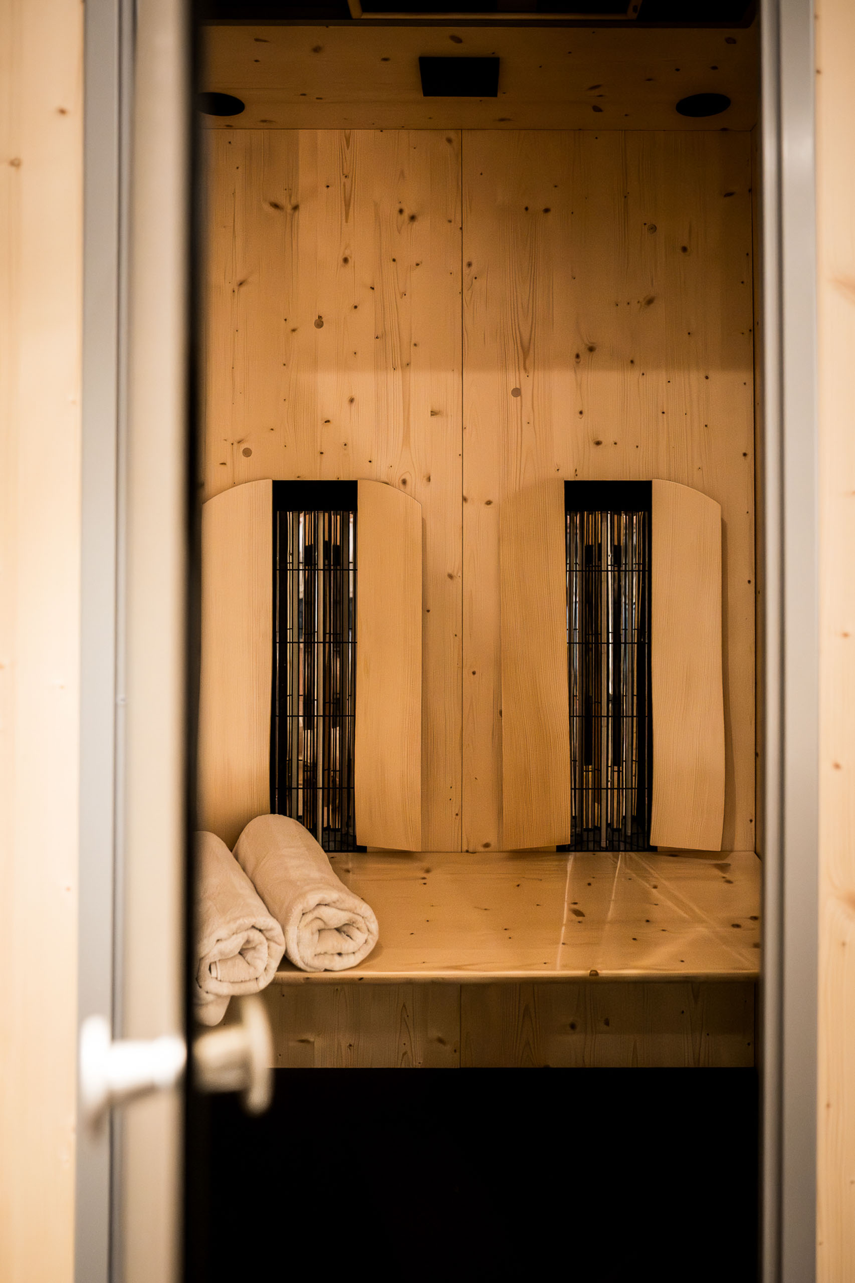 stoanmandl_20251126_74_web Finnische Sauna mit Fenster im stoanmandl Spa