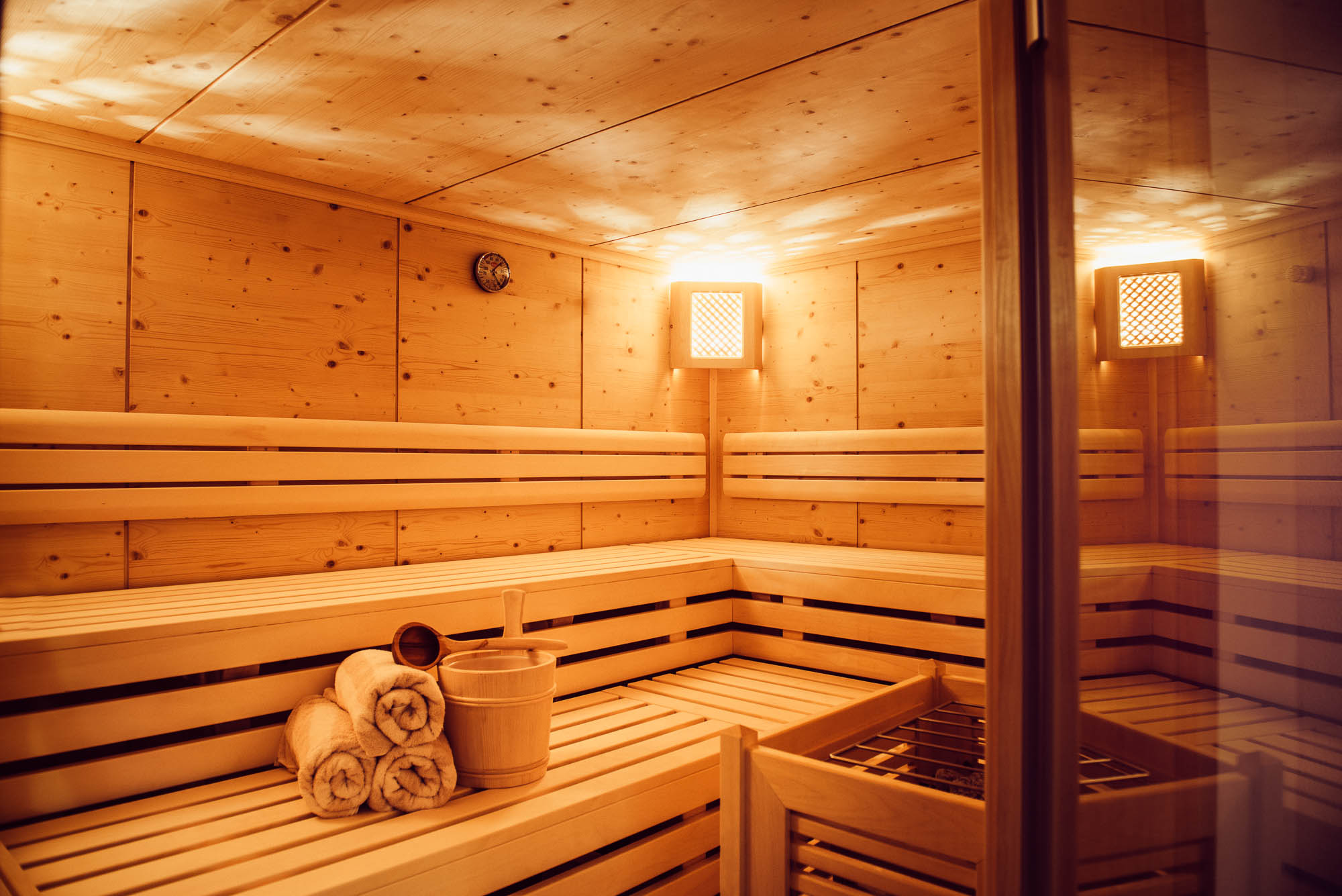 andreschoenherr_DSC6798 Holzbänke in der finnischen Sauna, stoanmandl Spa