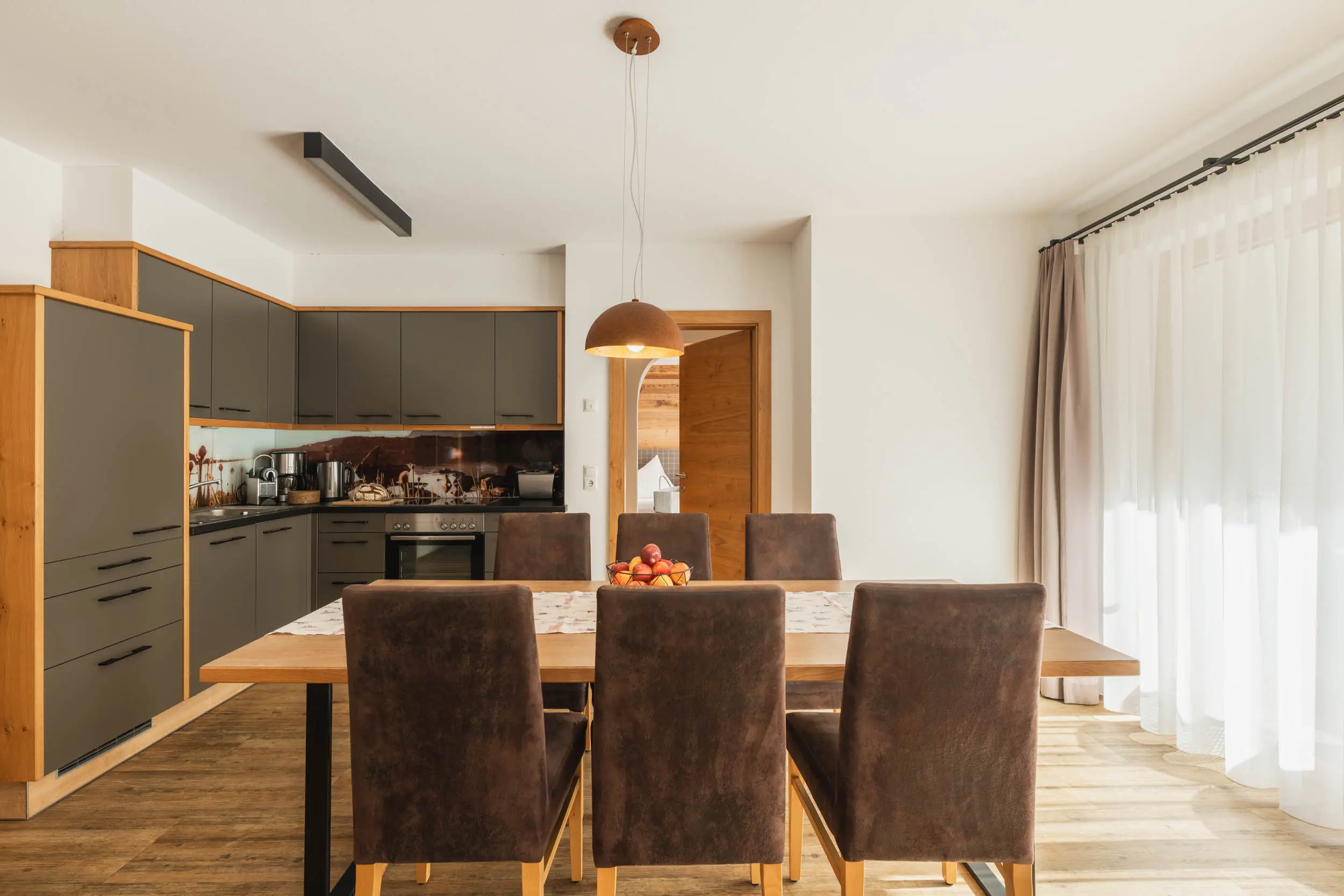 andreschoenherr__NZ80832-HDR Küche mit Kochbereich und Essplatz im stoanmandl Appartement