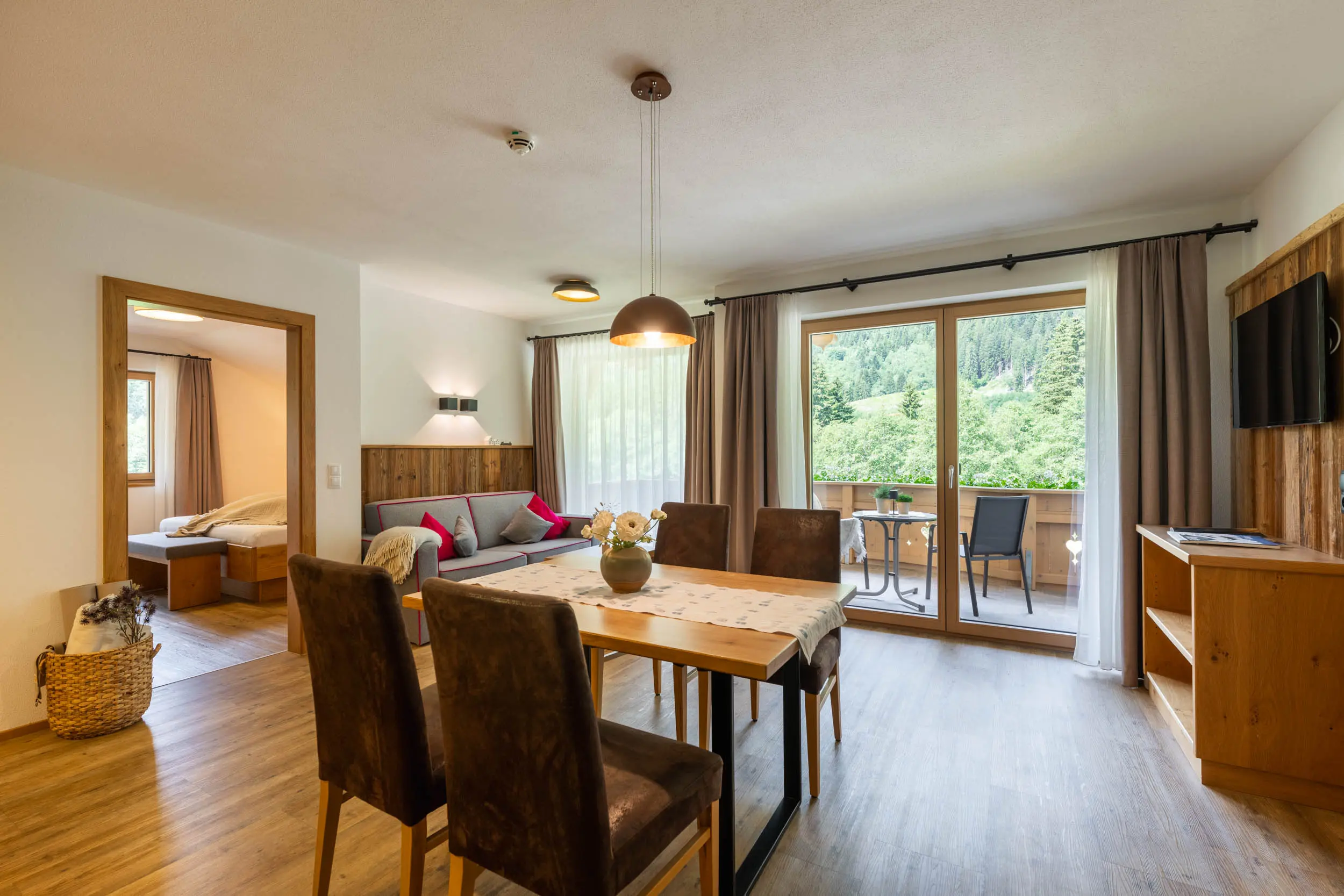 Wohn- und Essbereich mit Balkonzugang im stoanmandl Appartement