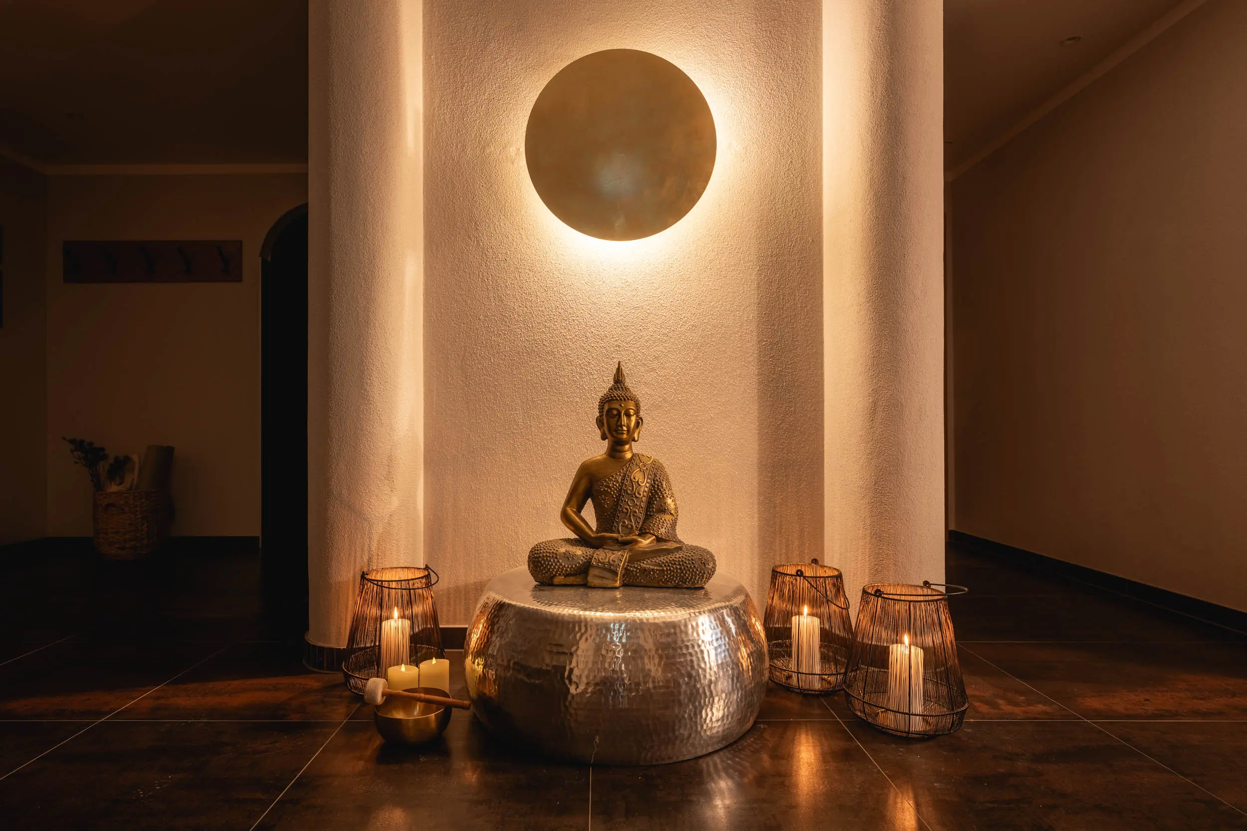 andreschoenherr__NZ80987-HDR Buddha-Figur im Lichtkreis im stoanmandl Spa