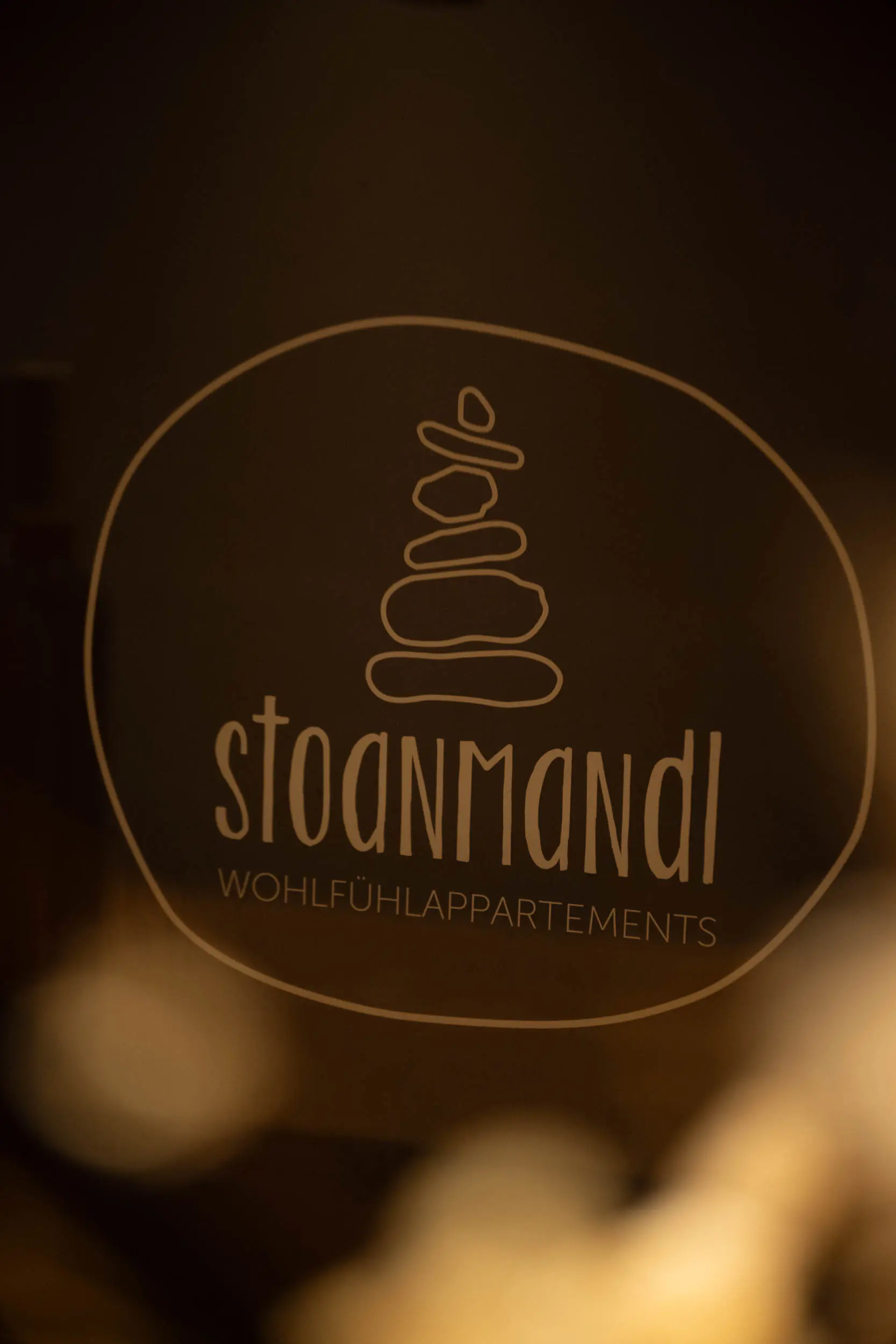 andreschoenherr__NZ90198 stoanmandl Logo an der Glaswand im Spa