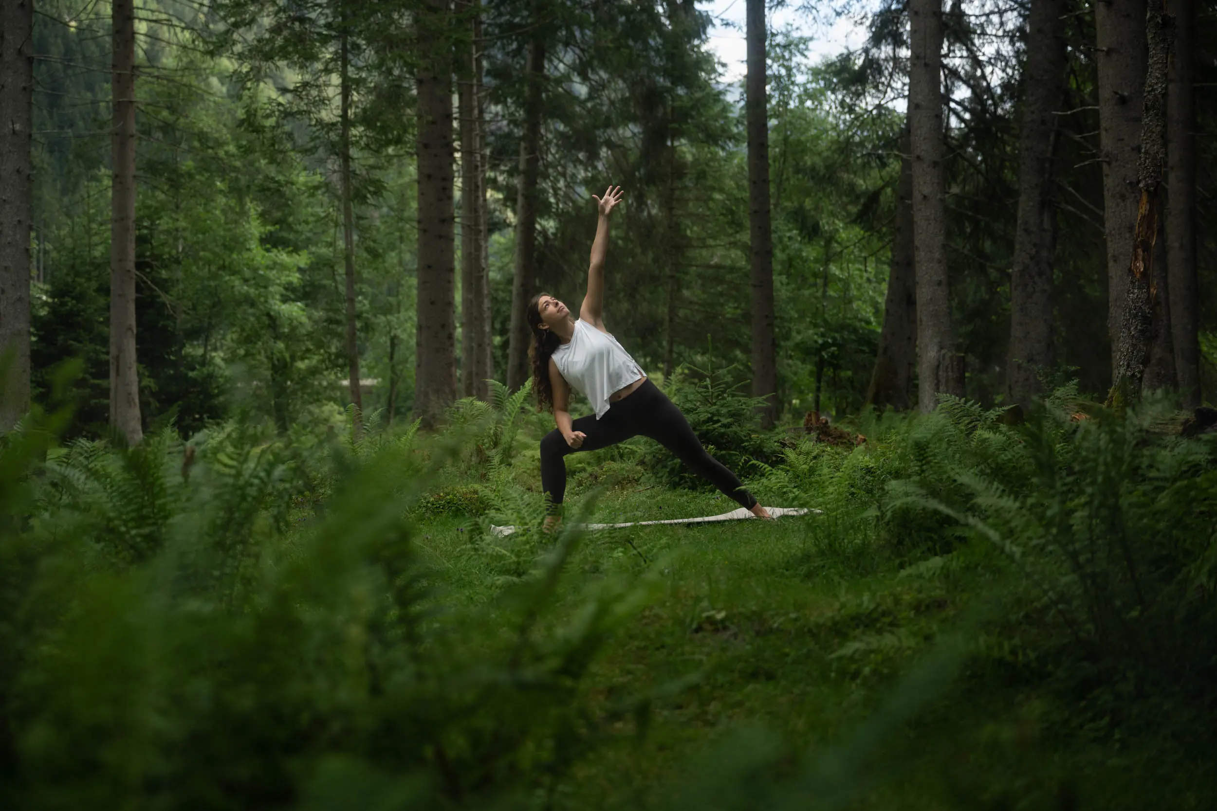 andreschoenherr__NZ92604 Yoga-Pose Krieger im Wald bei Neustift