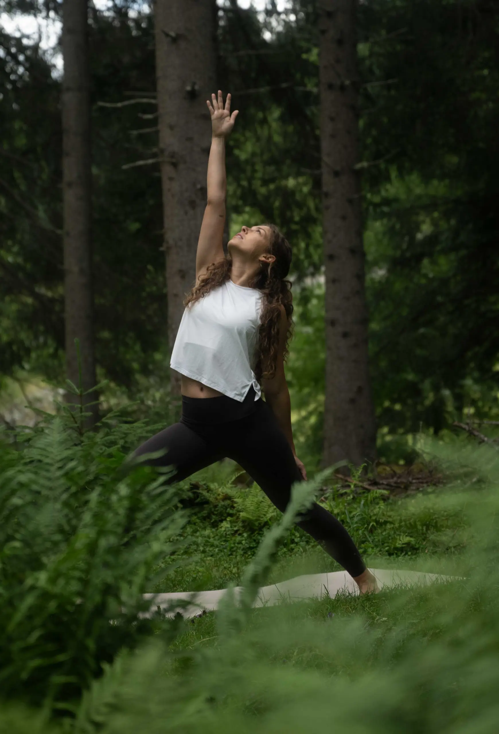 andreschoenherr__NZ92932-web Yoga-Pose im Wald bei Neustift im Stubaital