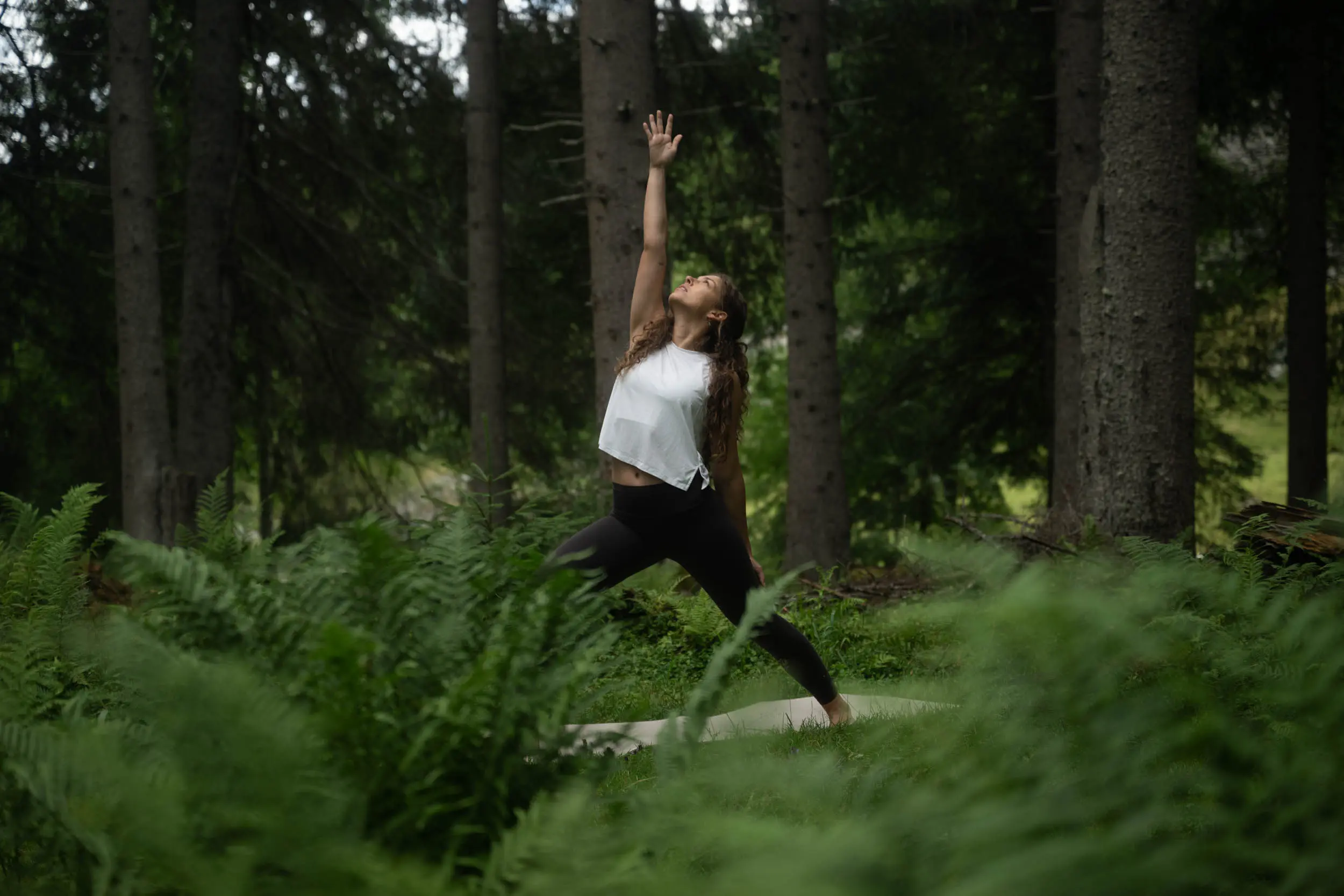 Yoga-Pose im Wald bei Neustift