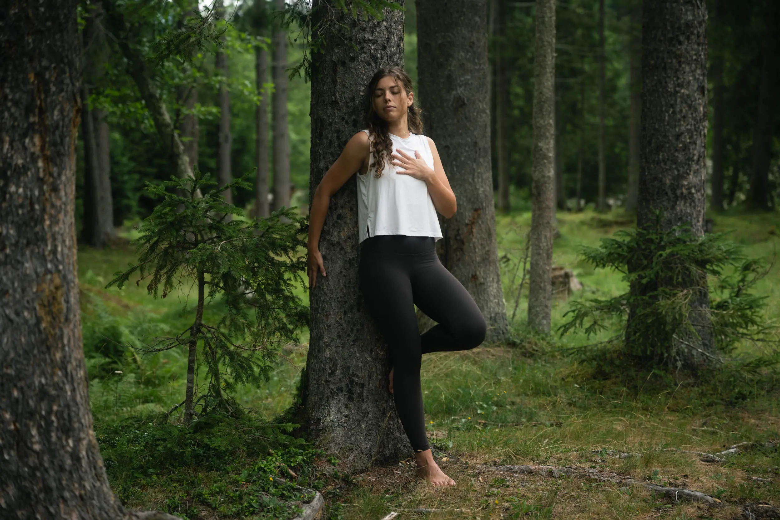 andreschoenherr__NZ93723 Dehnung im Wald – Waldbaden im Stubaital