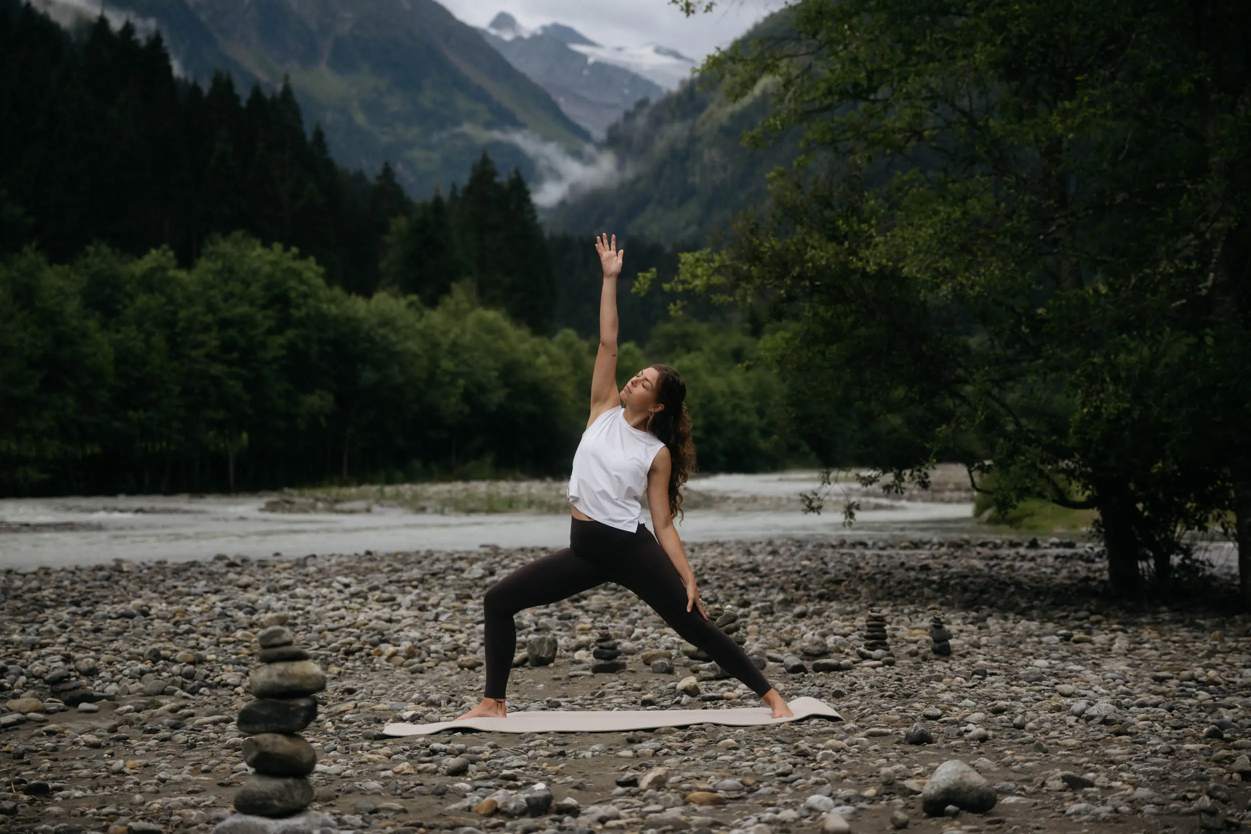 andreschoenherr__NZ94737 Meditation am Flussufer mit Blick auf die Stubaier Berge