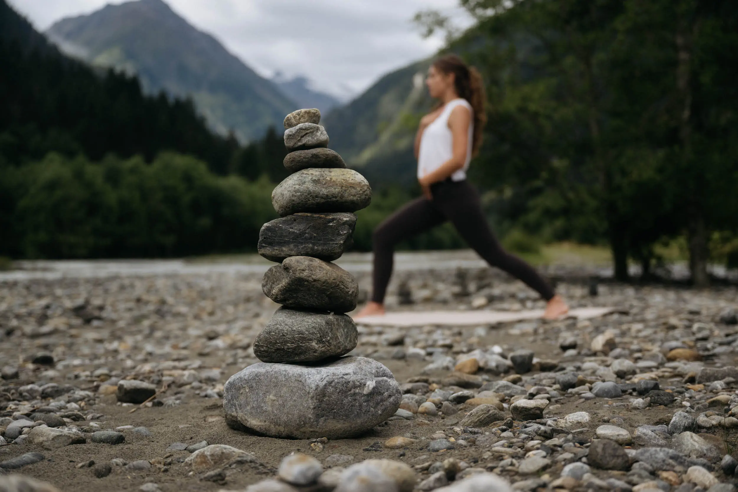 Yoga auf Flussstein im Stubaital