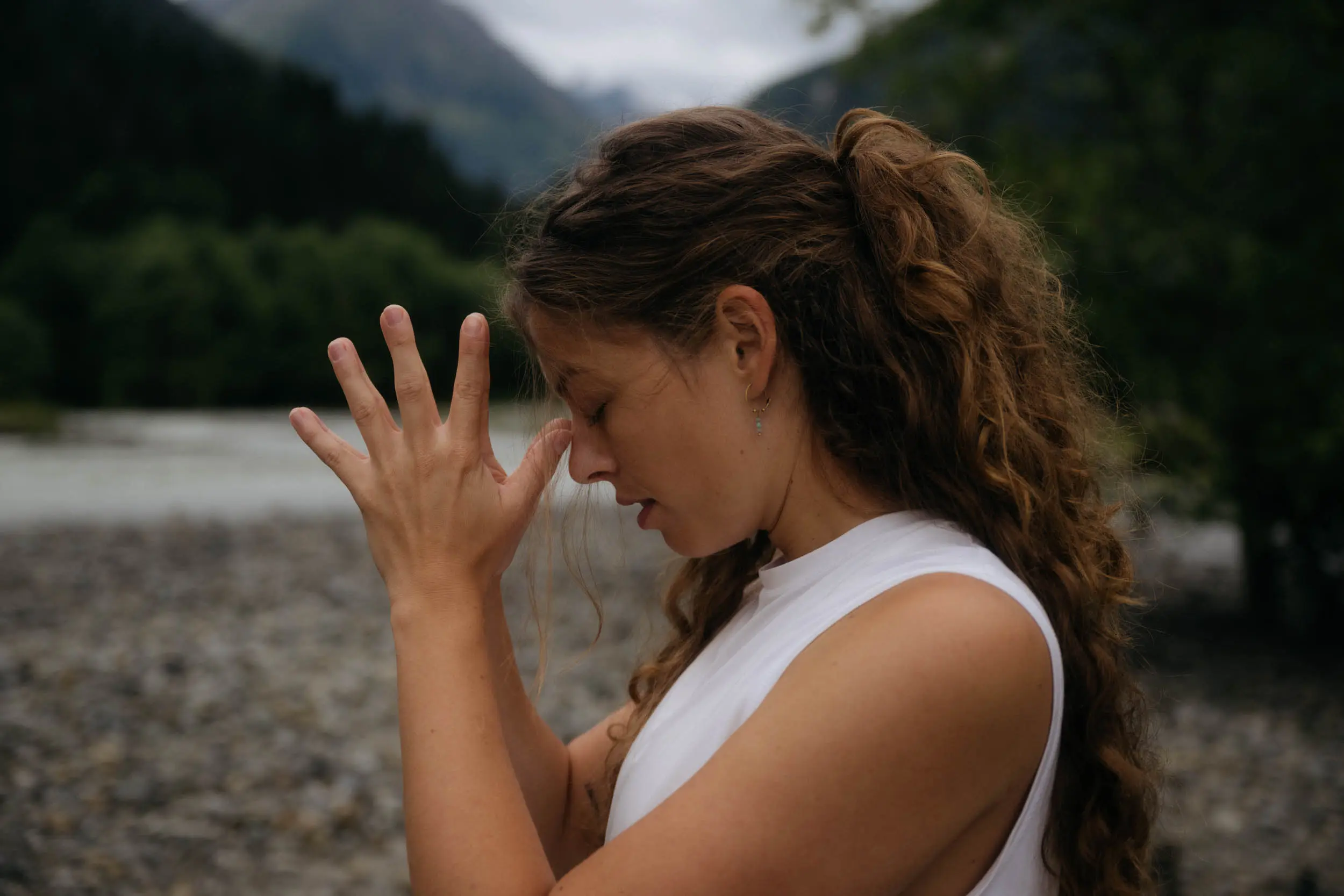 andreschoenherr__NZ95172 Yoga-Geste vor Bergkulisse im Stubaital