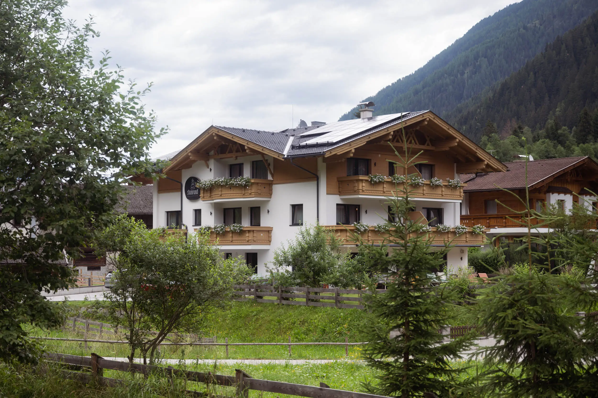 stoanmandl Vacation Rentals in Volderau – Exterior view with wooden balconies