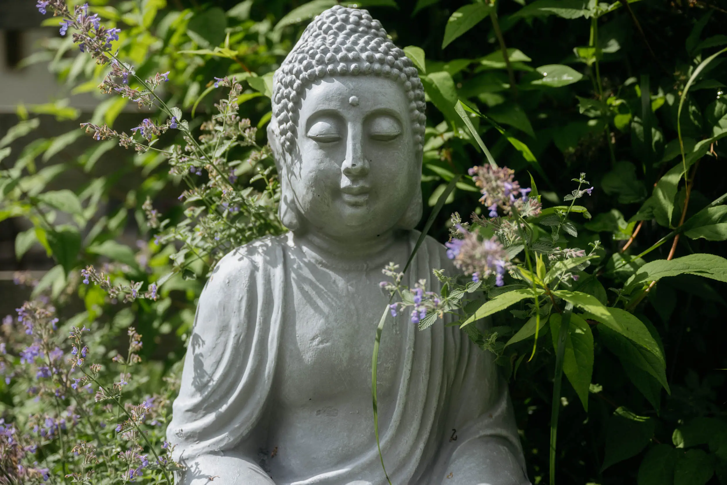Buddha-Statue im Grünen am stoanmandl