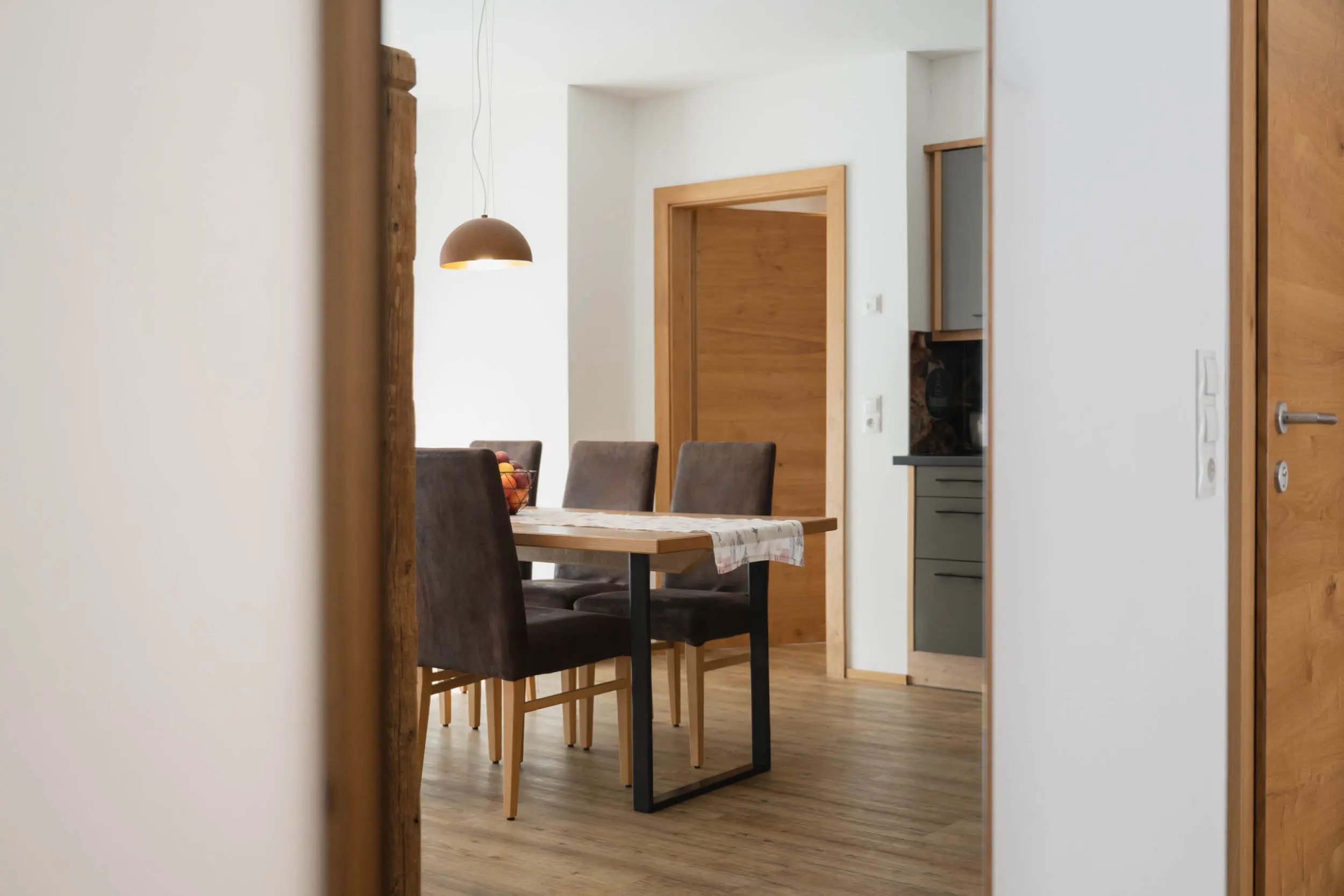 Flur mit Holztür im stoanmandl Appartement