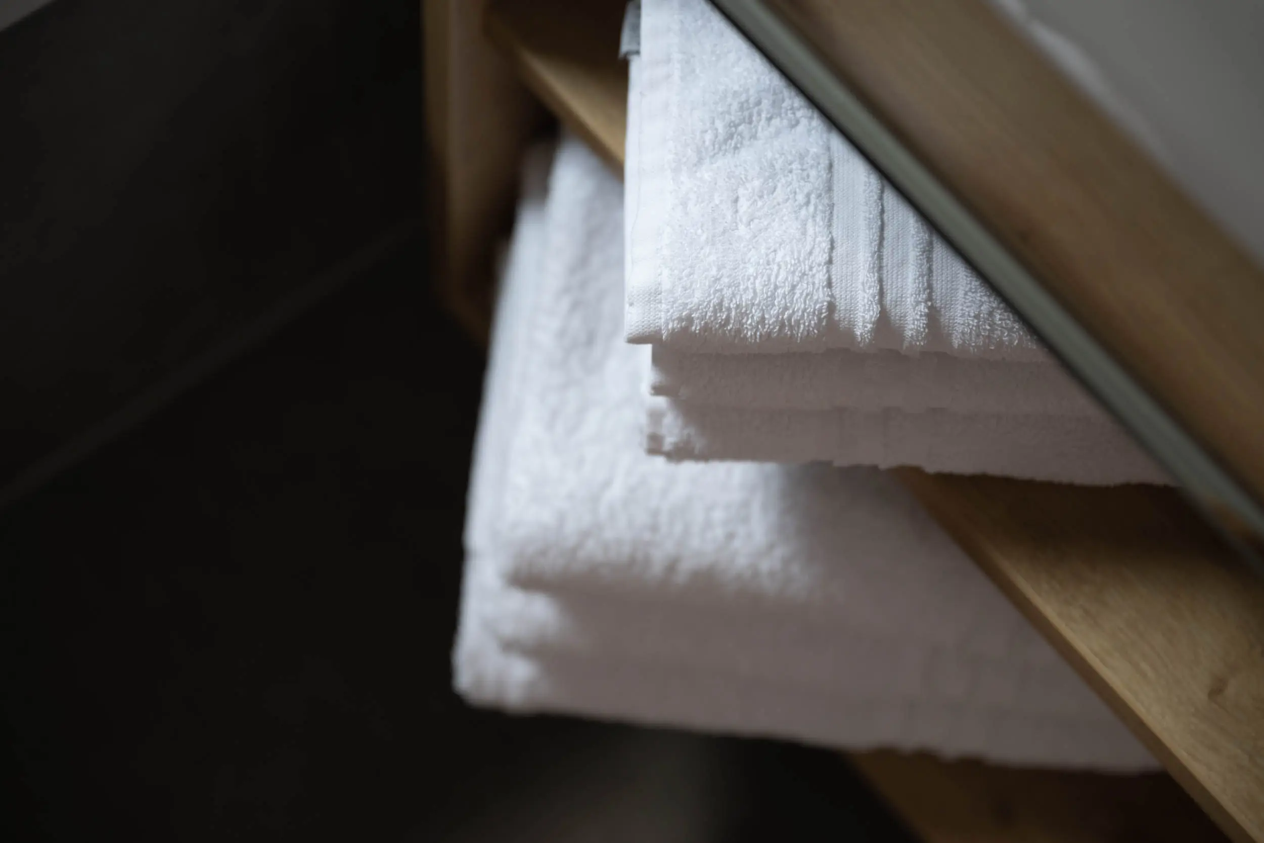 Frisch bezogenes Bett mit Handtüchern im stoanmandl Appartement
