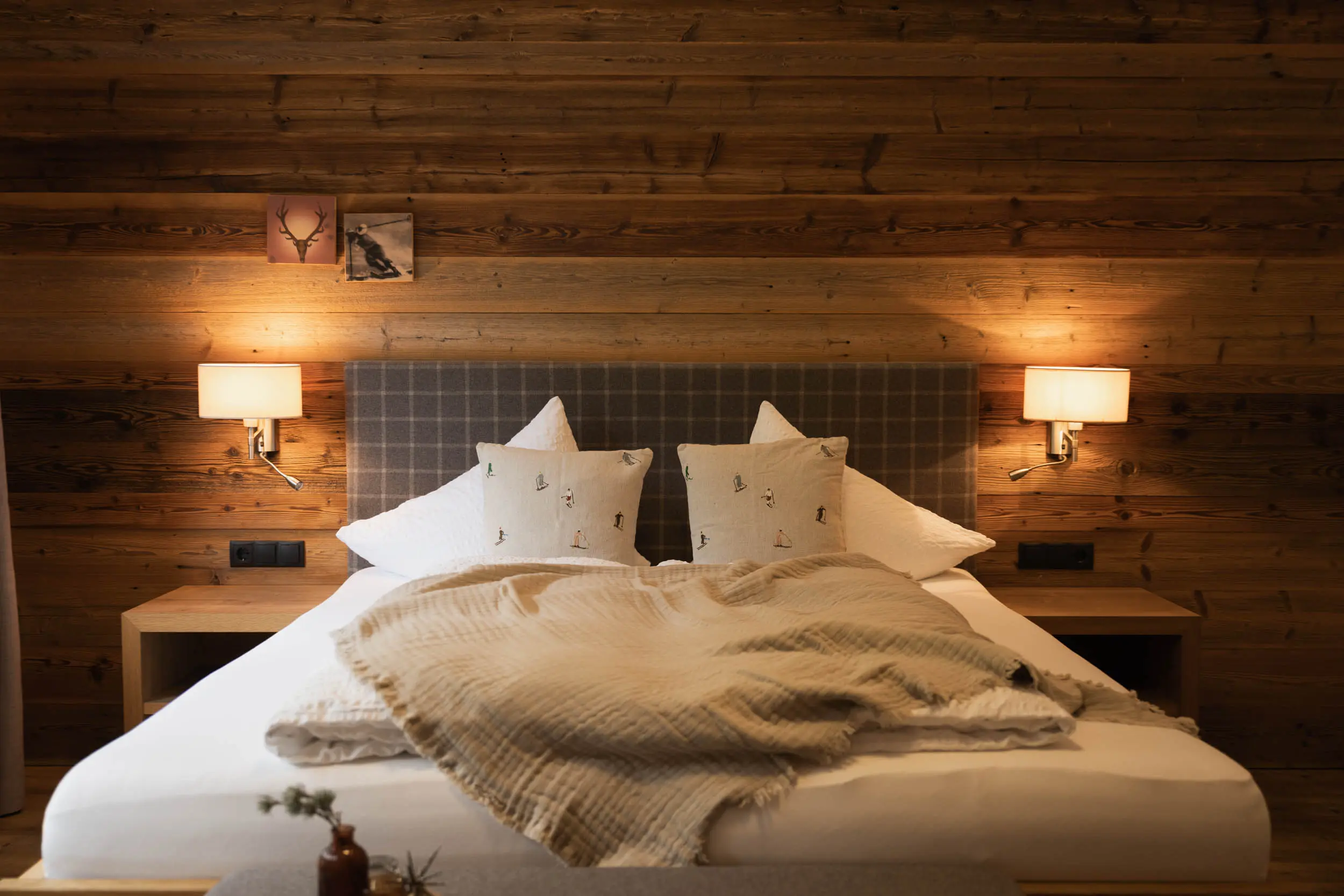 Schlafzimmer mit Naturholzwand im stoanmandl Appartement