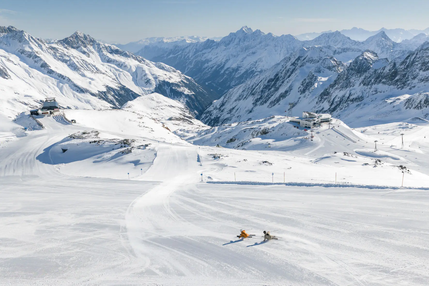 Junges Paar am Stubaier Gletscher 2026 Skifahren am Stubaier Gletscher