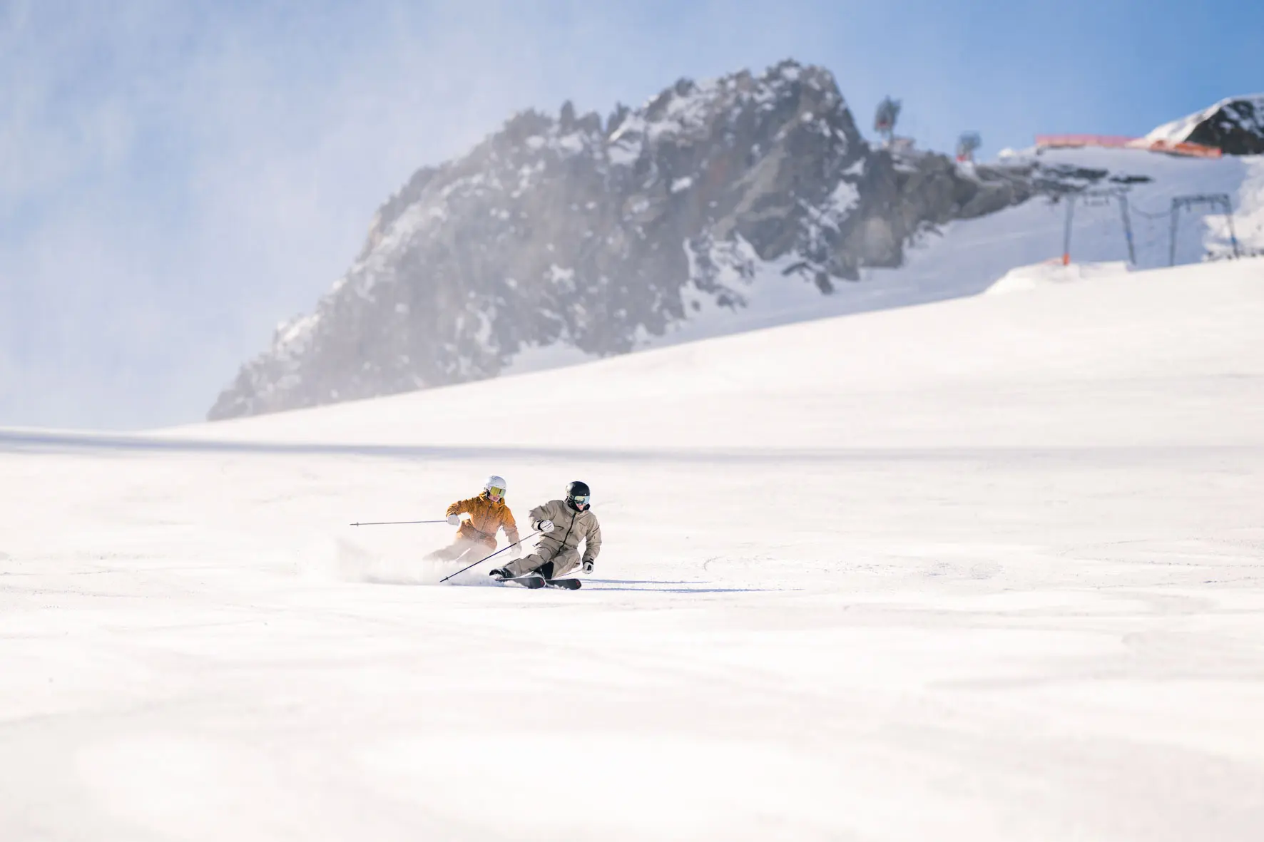 Junges Paar am Stubaier Gletscher 2026 Skifahrer am Stubaier Gletscher