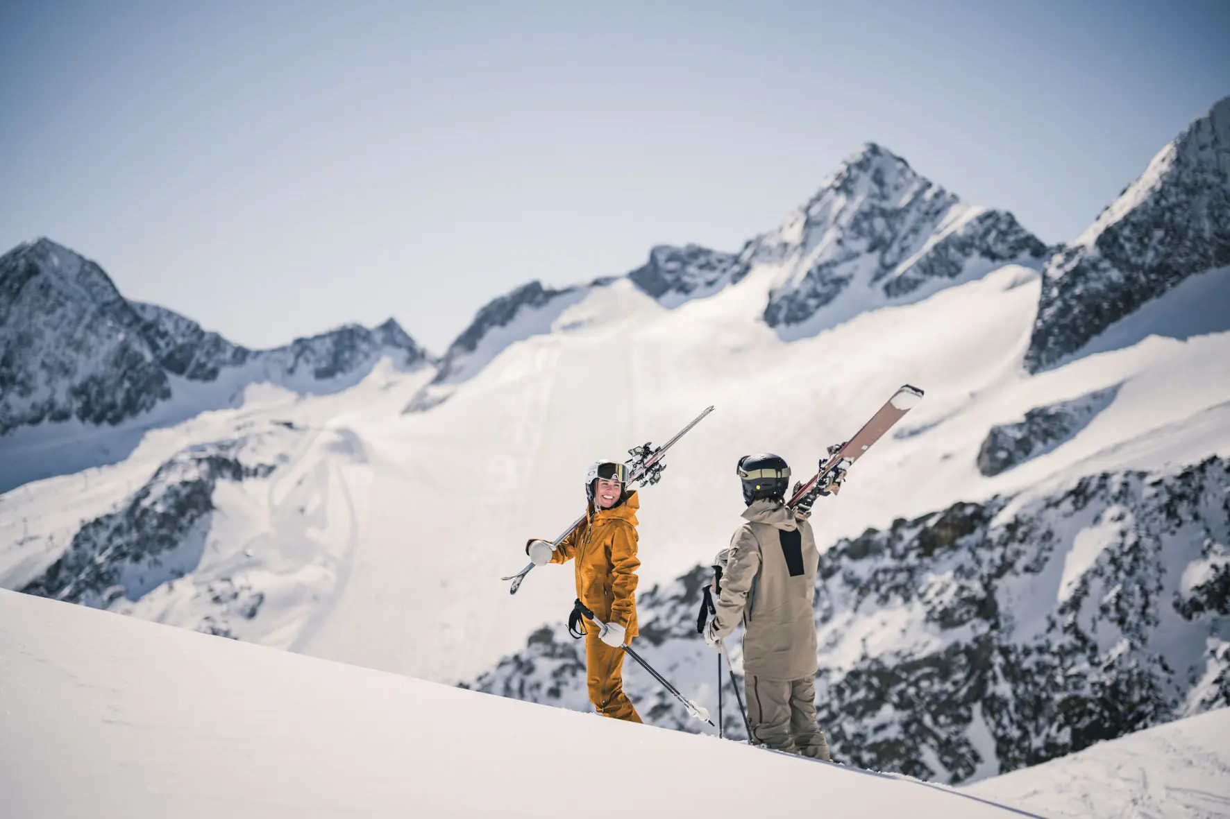 Junges Paar am Stubaier Gletscher 2026 Skifahren mit Gletscherblick im Stubaital