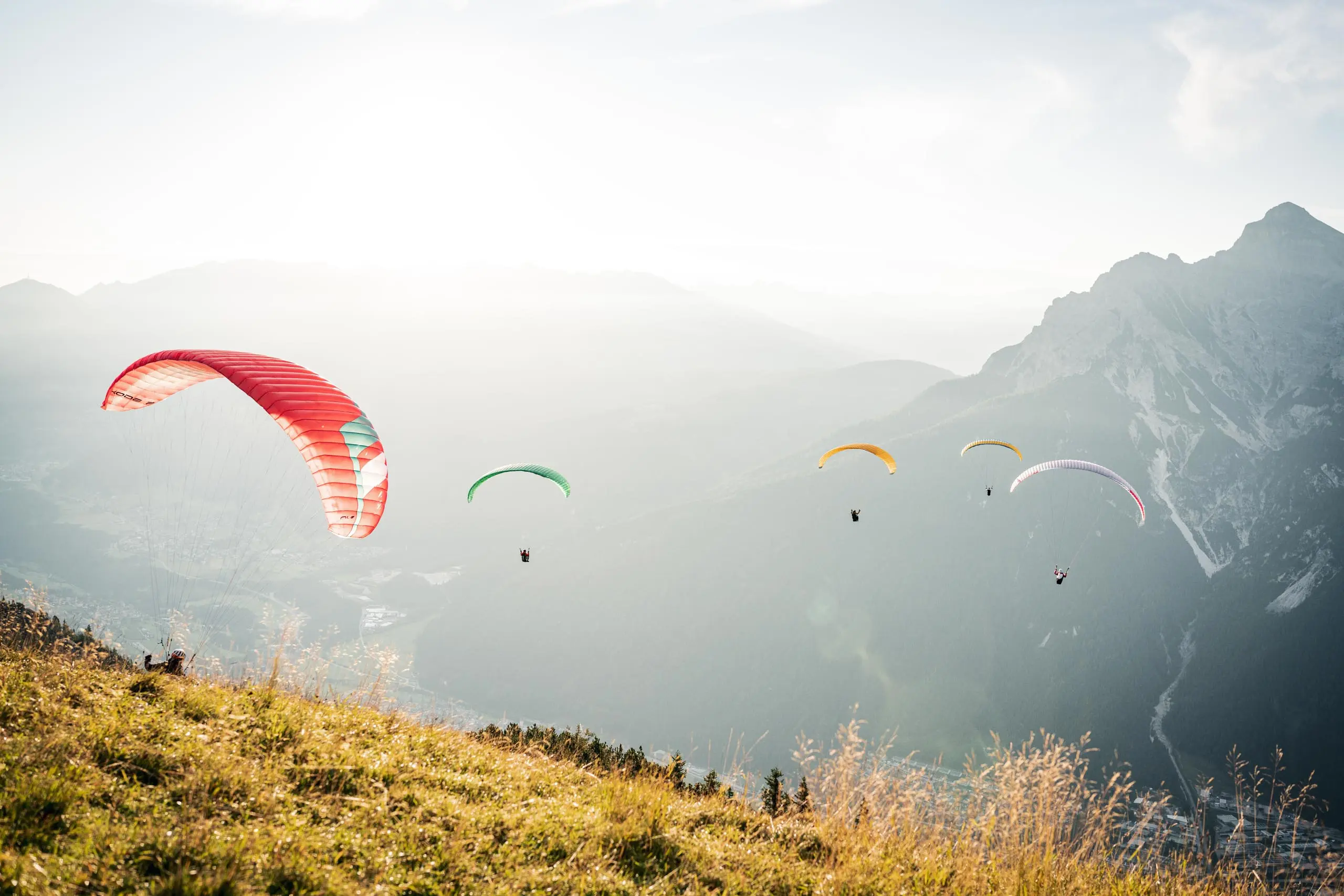 Sonnenaufgang_Paraglider-c-Schlick_2000_48 Paragleiter bei Sonnenaufgang über der Schlick 2000