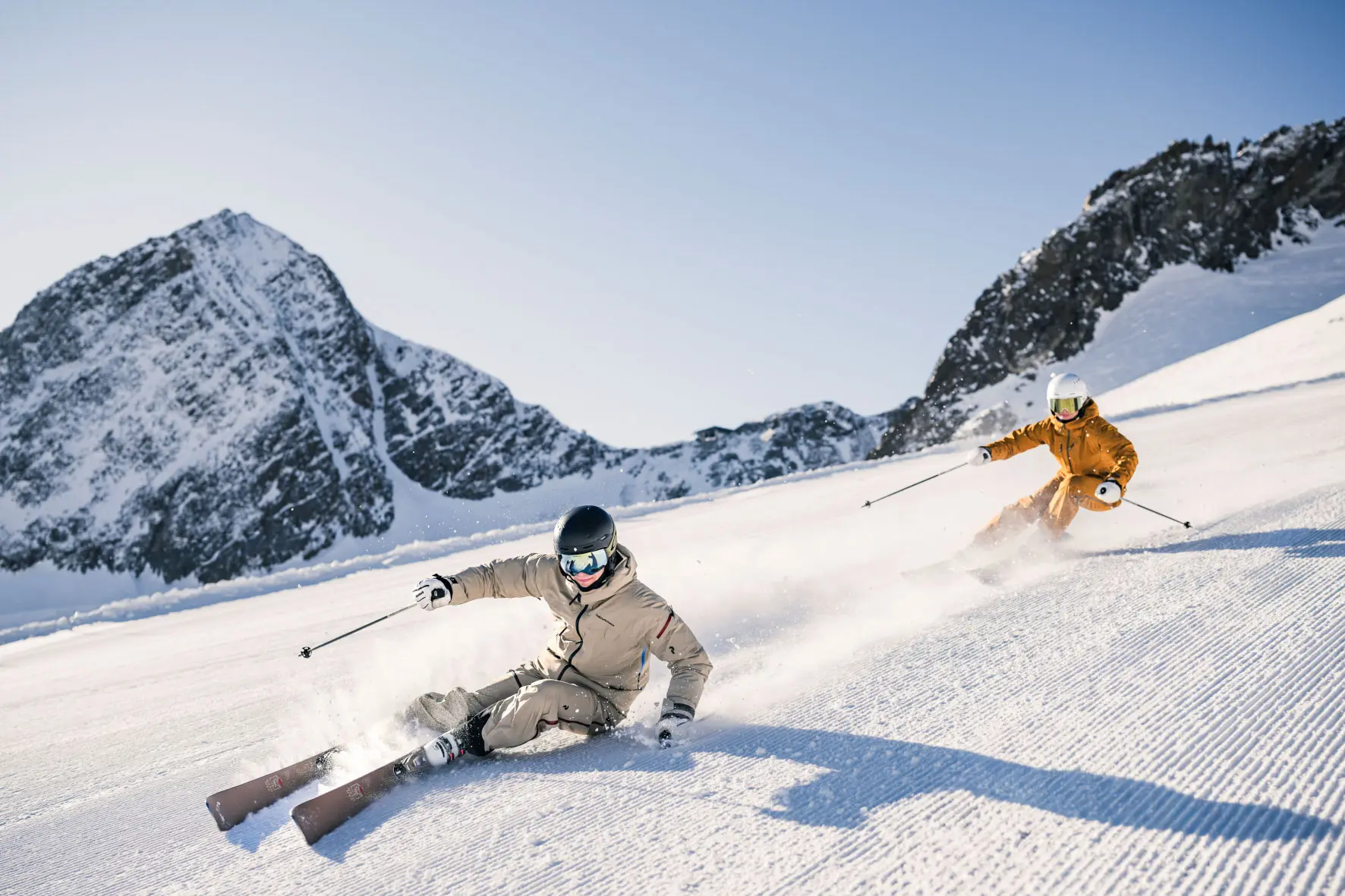 Junges Paar am Stubaier Gletscher 2026 Sonnenskilauf am Stubaier Gletscher
